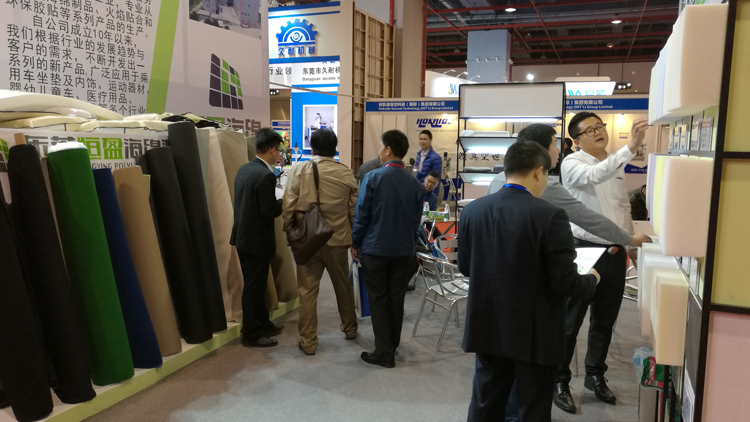 总经理钟荣新向客户介绍产品照片.jpg 总经理钟荣新向客户介绍产品照片.jpg