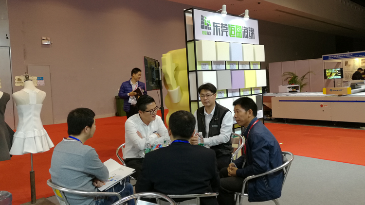 总经理钟荣新接待客户照片.jpg 总经理钟荣新接待客户照片.jpg