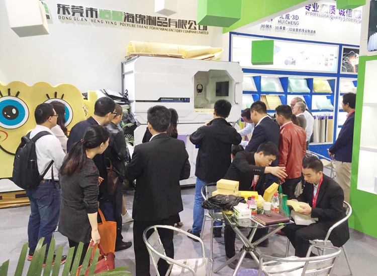 客户观赏太空舱 客户观赏太空舱