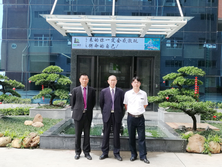 门口合影.jpg 门口合影.jpg