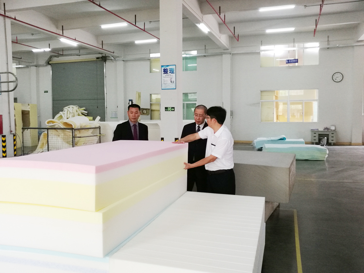 工厂参观2.jpg 工厂参观2.jpg